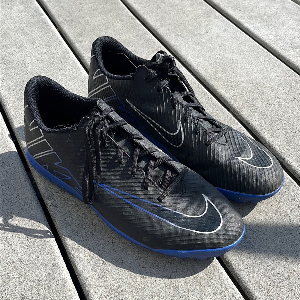 Nike Men's Black and Blue indoor soccer shoes
